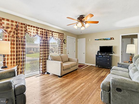 4th image of 24 Maple Dr