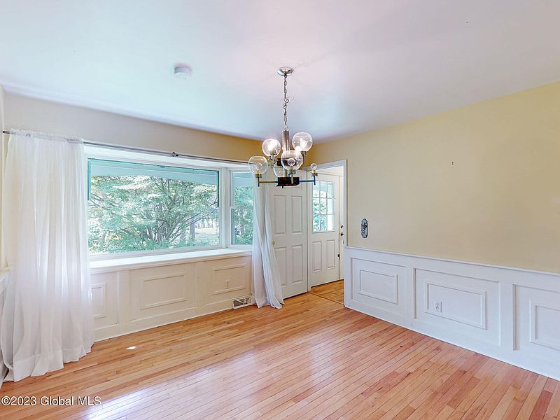 5th image of 10 Bayberry Court