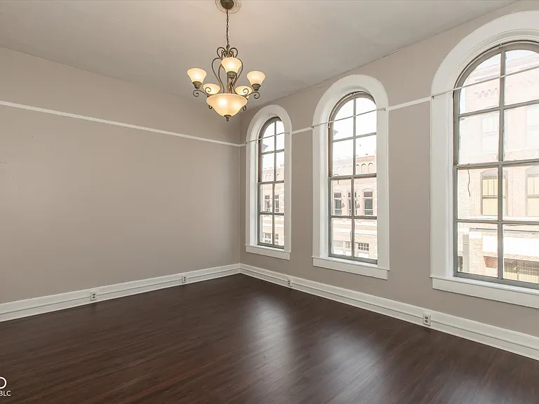 77 E Jefferson St — Photo 4