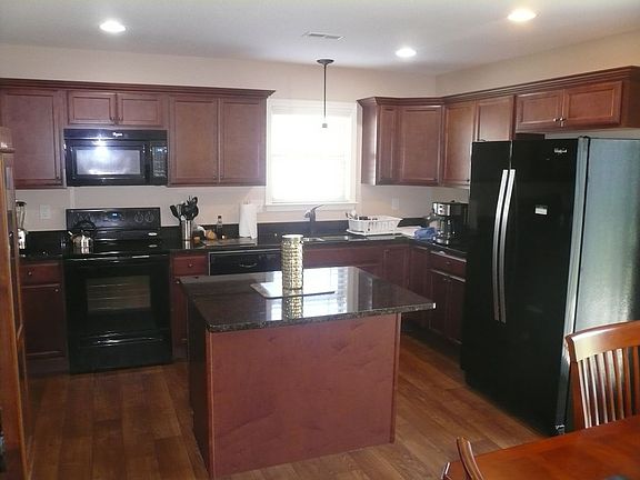 4th image of 166 Stockbridge Dr