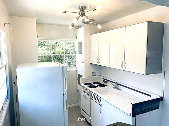 5th image of 2024 Argyle Ave APT C