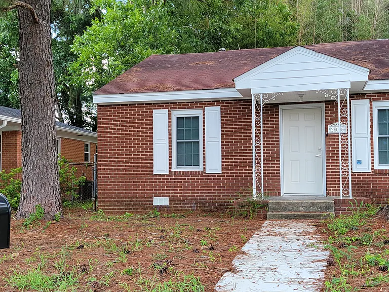 205 Whitfield Dr — Photo 2