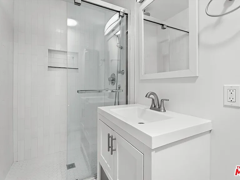 13207 Lake St — Photo 25