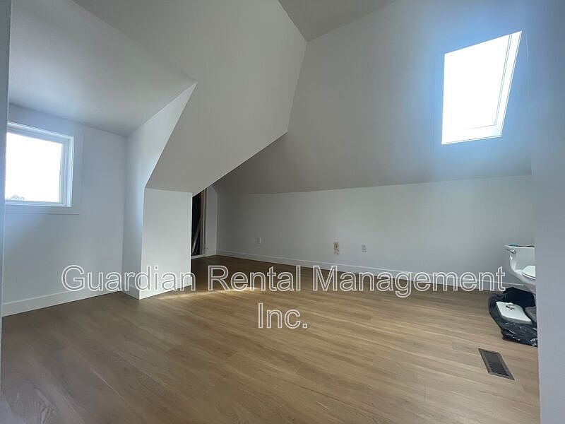 1st image of 245 McIntyre St APT 3