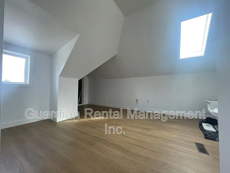 245 McIntyre St #3
