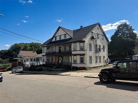 2nd image of 499 Willow St
