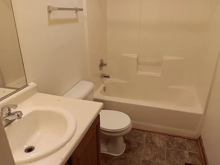 545 W Grand Ave — Photo 4