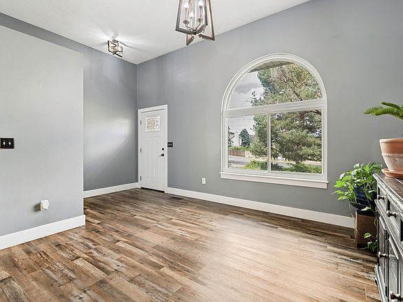 4th image of 332 E Magellan Ln