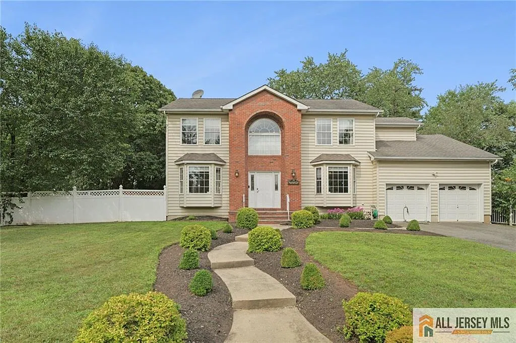 4 bed, 2.5 bath, $5,500 — Photo 1