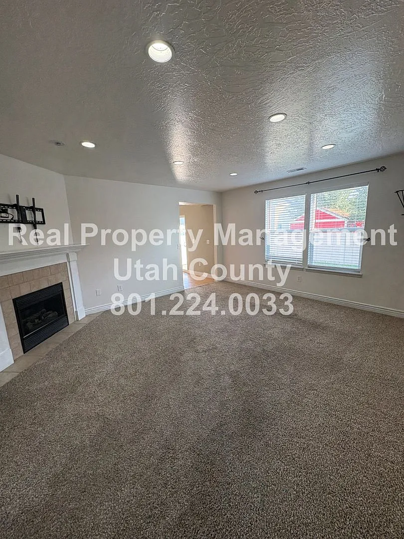 Beautiful 3-Bedroom Home in Springville Spacious Living & Convenient Location — Photo 3
