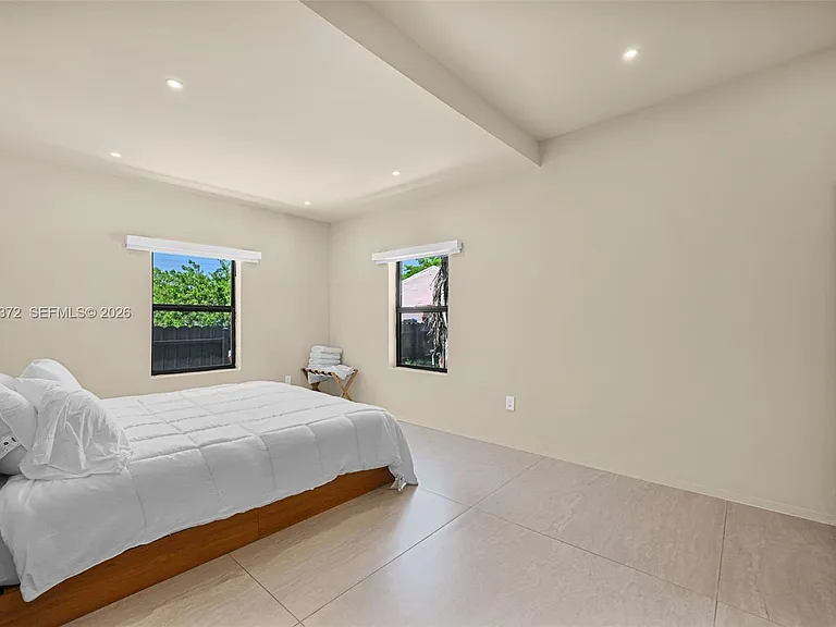 4721 NW 6th Ave — Photo 32