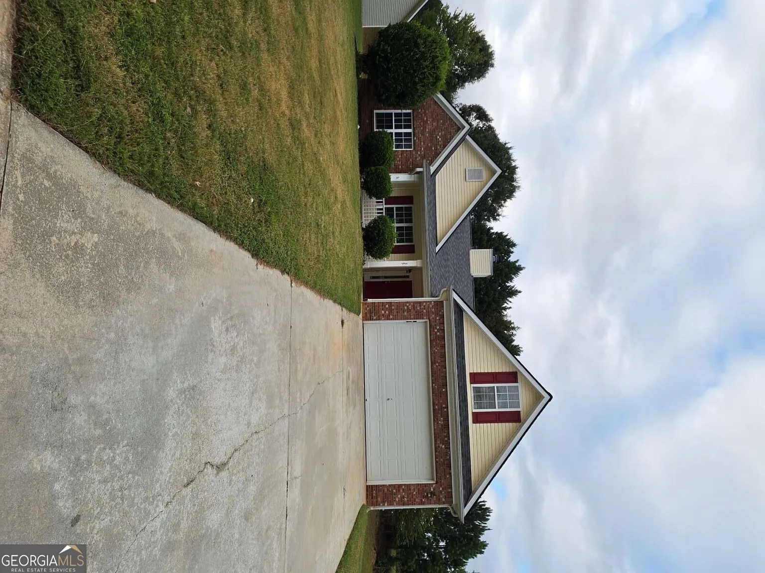 4 bed, 2.0 bath, 2198 sqft, $2,200 — Photo 1
