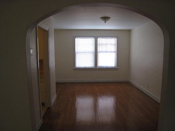 dining room (natural light)