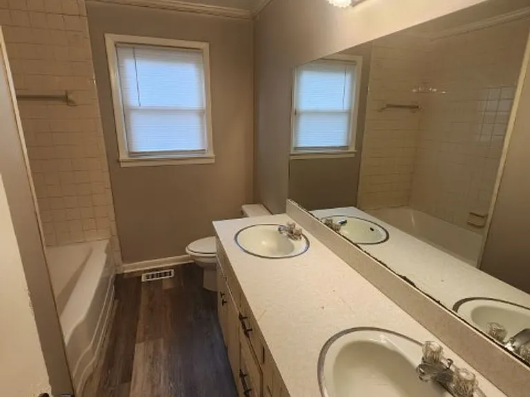 1805 W 35th St — Photo 9