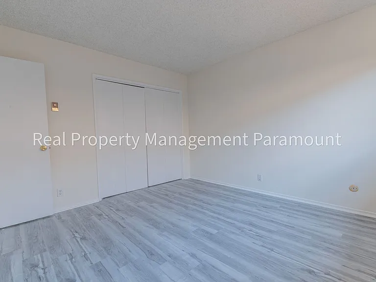 540 W Queen Street — Photo 5