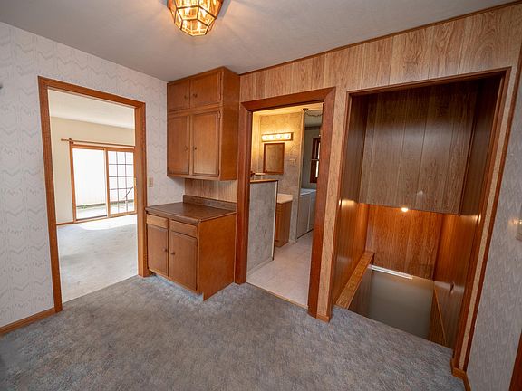 4th image of 207 Daisy Ave W