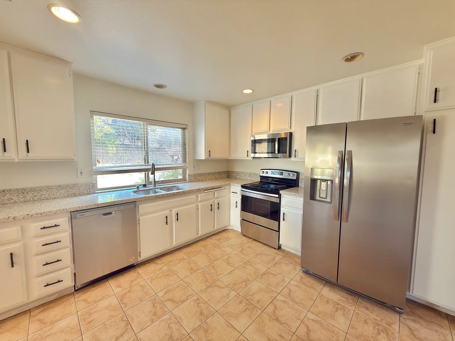 4 bed, 2.5 bath, 2200 sqft, $4,750 — Photo 3