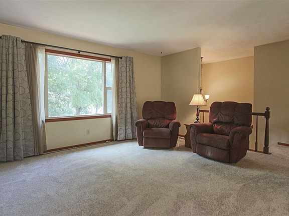 4th image of 808 10th Ave NW