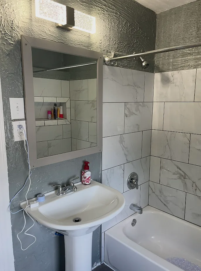 5 bed, 1200 sqft, $2,000 — Photo 1