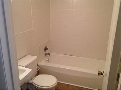 5th image of 2008 Dutch Valley Dr APT 2