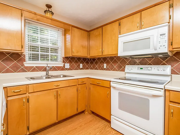 704 Parrish Point — Photo 6