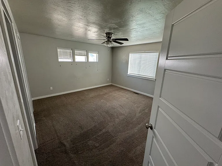 629 E Ionia Dr — Photo 10