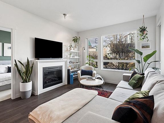 3rd image of 217 W 8th St #207