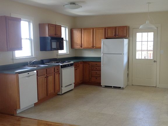 2nd image of 34 Waterbury St APT 2L