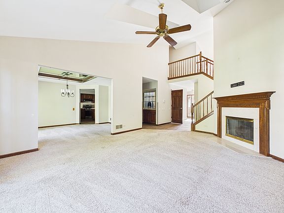 5th image of 284 Lorraine Cir