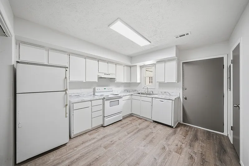 3 bed, 1.5 bath, 1080 sqft, $1,299 — Photo 2