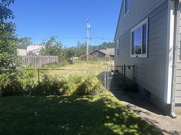 3rd image of 2035 Cedar Ave