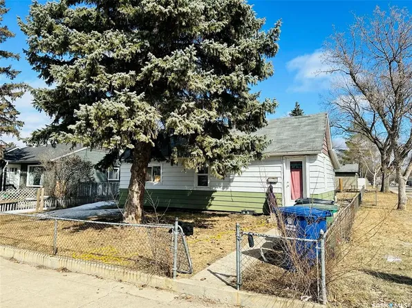 1502 F AVENUE N, Saskatoon, SK S7L 1X9