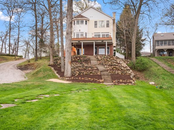 5027 Grover Dr, Brighton, MI 48116