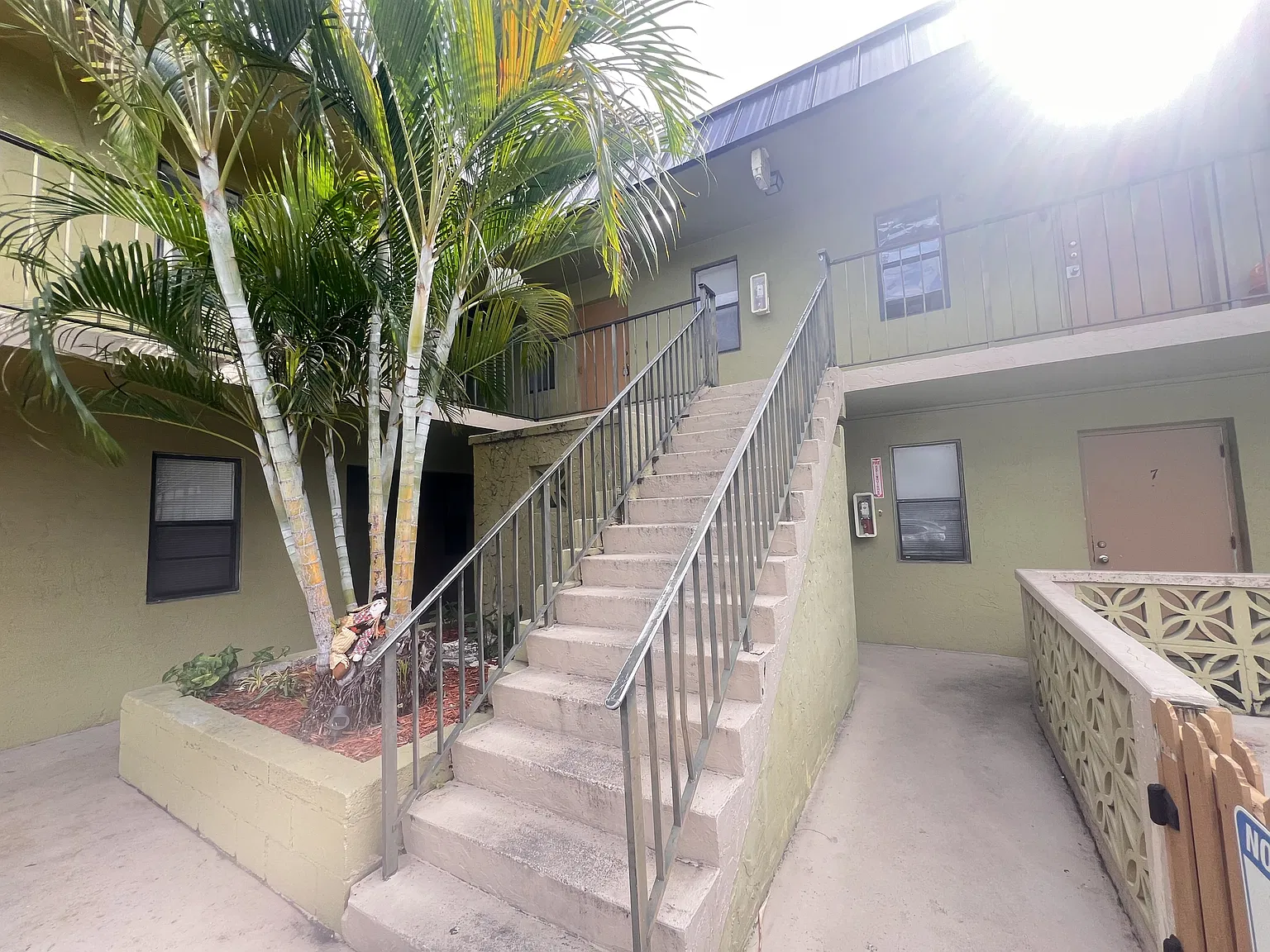 116 Ne 9 Th St (1142 Realty Inc) Cozy Terrace Please Read The Note List Of Vendor - 571-5 — Photo 2