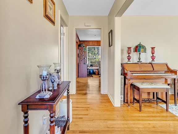 3rd image of 3613 Acacia St