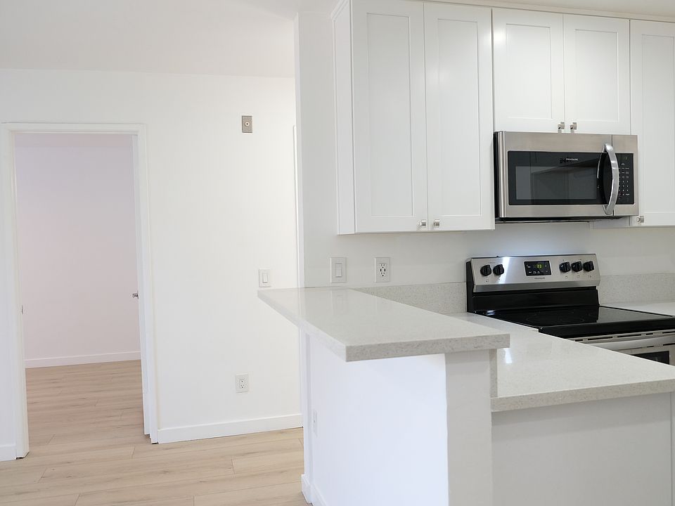 2/2 entry to master bedroom