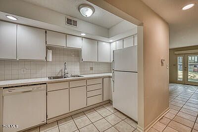 4th image of 115 Beechnut St APT B10