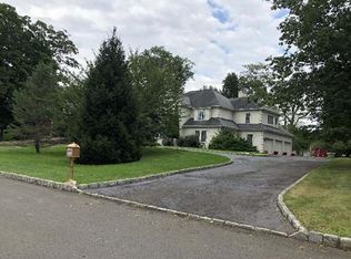 24 Fairway Dr, Green Brook, NJ 08812