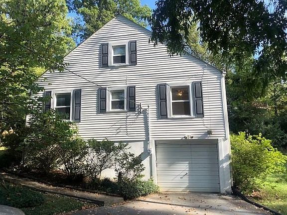 2nd image of 104 Lake Forest Cir