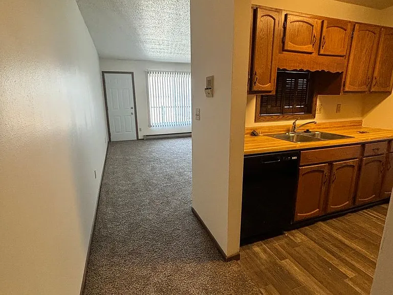1612 E Gateway Cir S — Photo 2