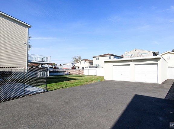 4th image of 229 Sanford Ave