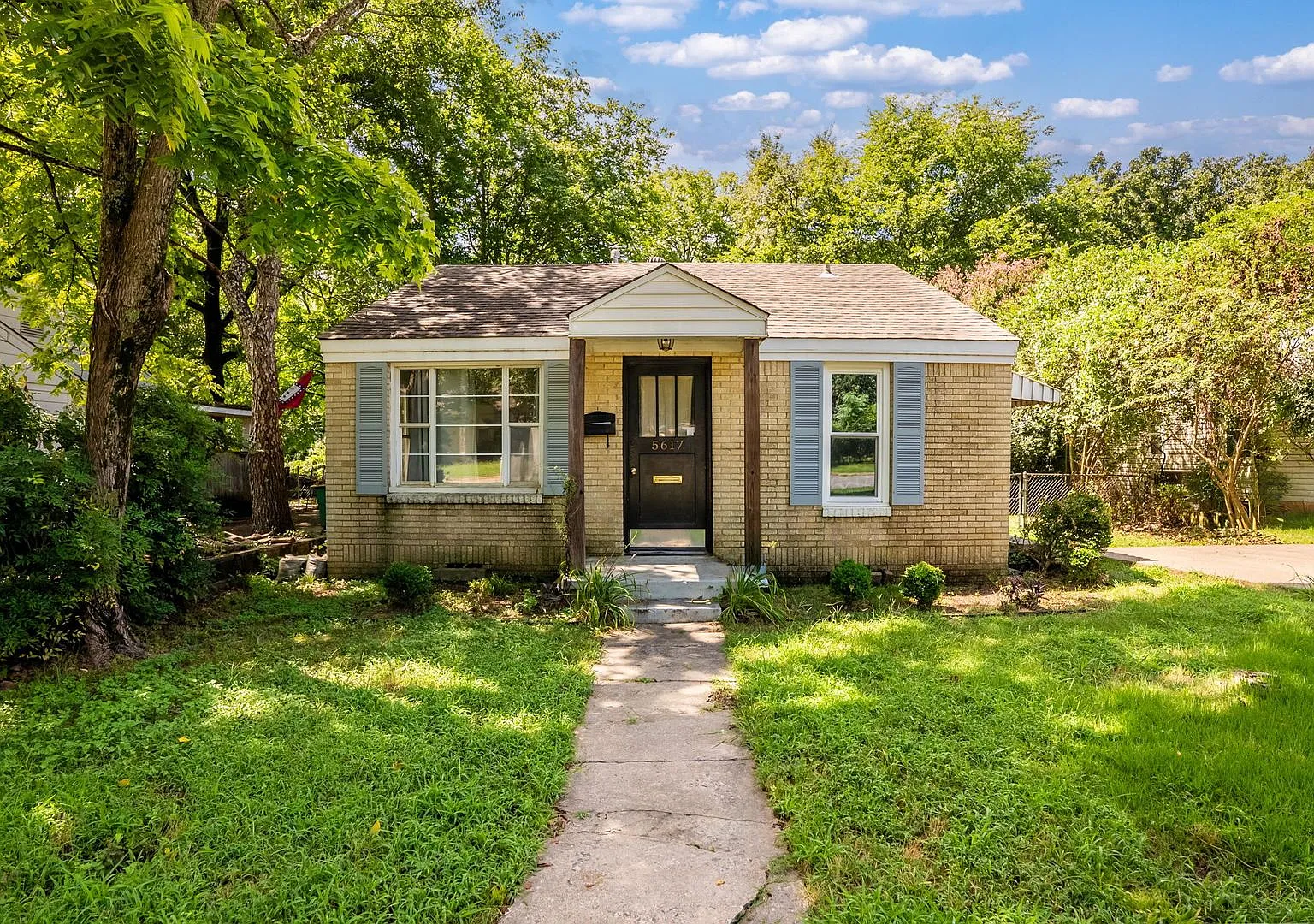 Charming 2BR/1BA Brick Cottage Hardwoods, Fenced Yard, W/D Included — Photo 2