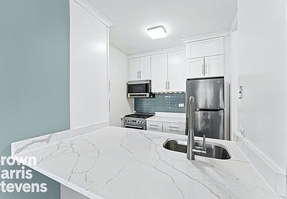 4th image of 215 W 95th St APT 8A