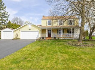 11 Duxbury Cir, Victor, NY 14564