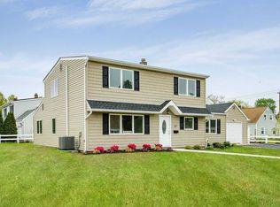 27 Hunt Ln, Levittown, NY 11756