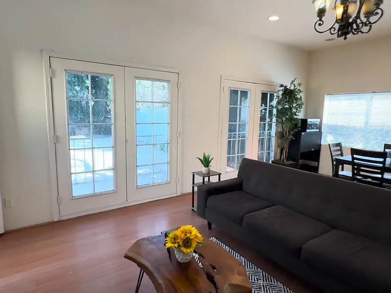 1142 W 37th Pl — Photo 11