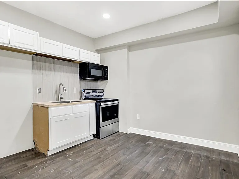 1031 N Dearborn St #B — Photo 13