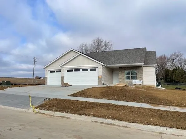 1009 Prairie View Dr, West Branch, IA 52358