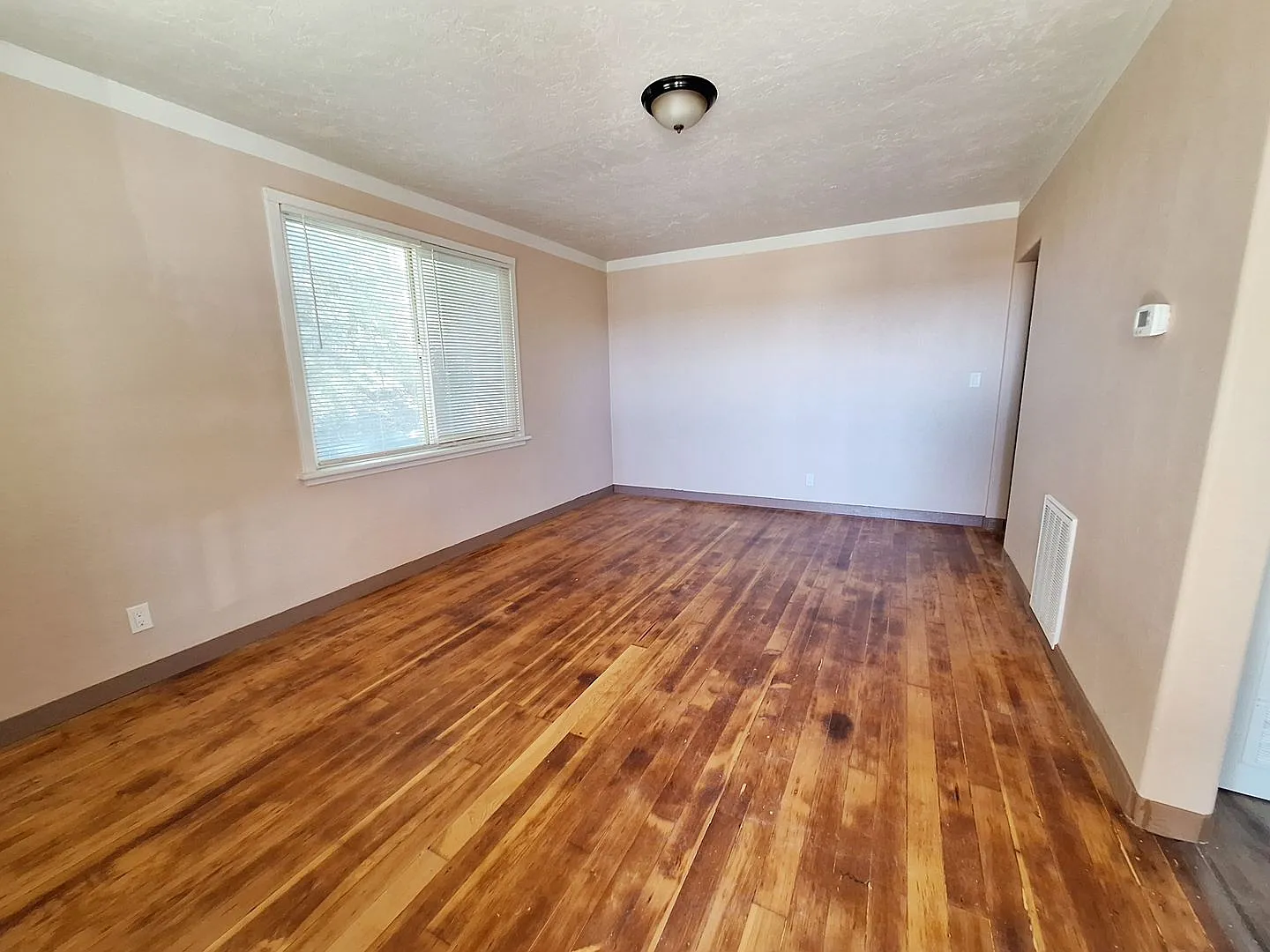 Quaint 2 bedroom 1 Bathroom Duplex — Photo 3