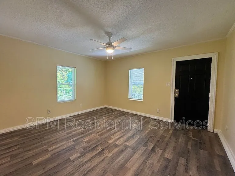 553 Manly Ave — Photo 5